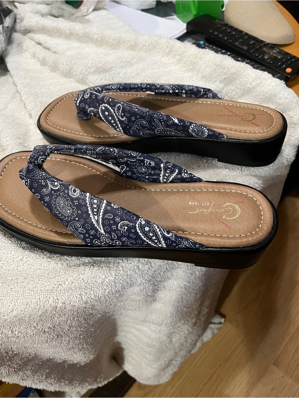 Women's Navy Paisley Platform Flip Flop Sandals. New 8M